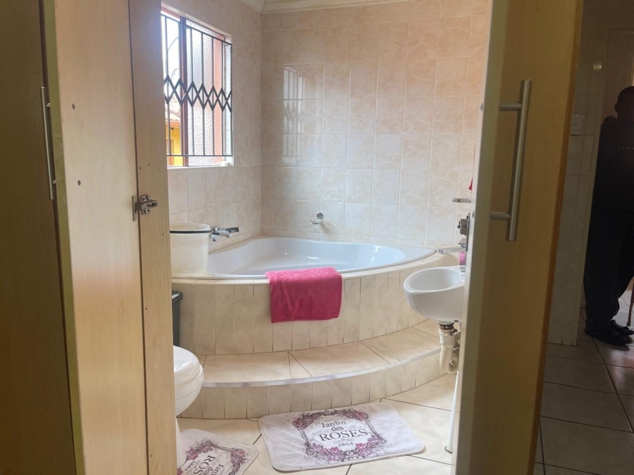 2 Bedroom Property for Sale in Tlhabane West North West